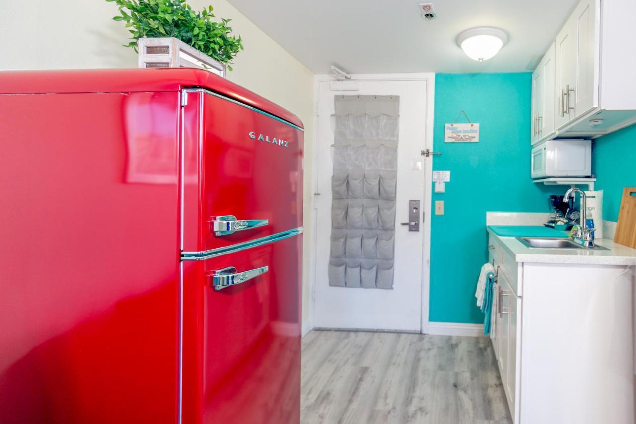 Aloha Vibes Await! Stylish Condo At Aloha Surf - Mountain And City Views Honolulu Exterior photo