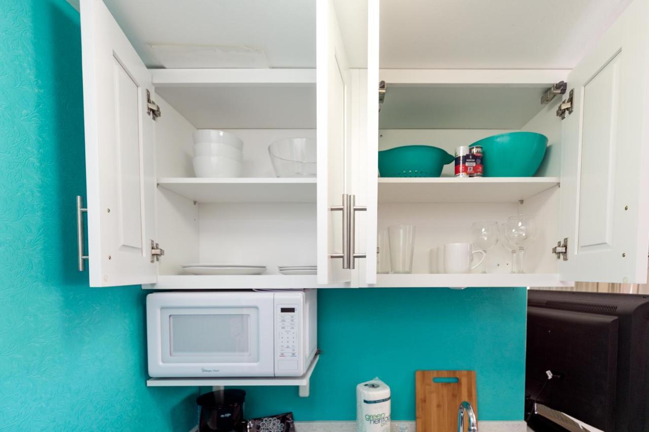 Aloha Vibes Await! Stylish Condo At Aloha Surf - Mountain And City Views Honolulu Exterior photo