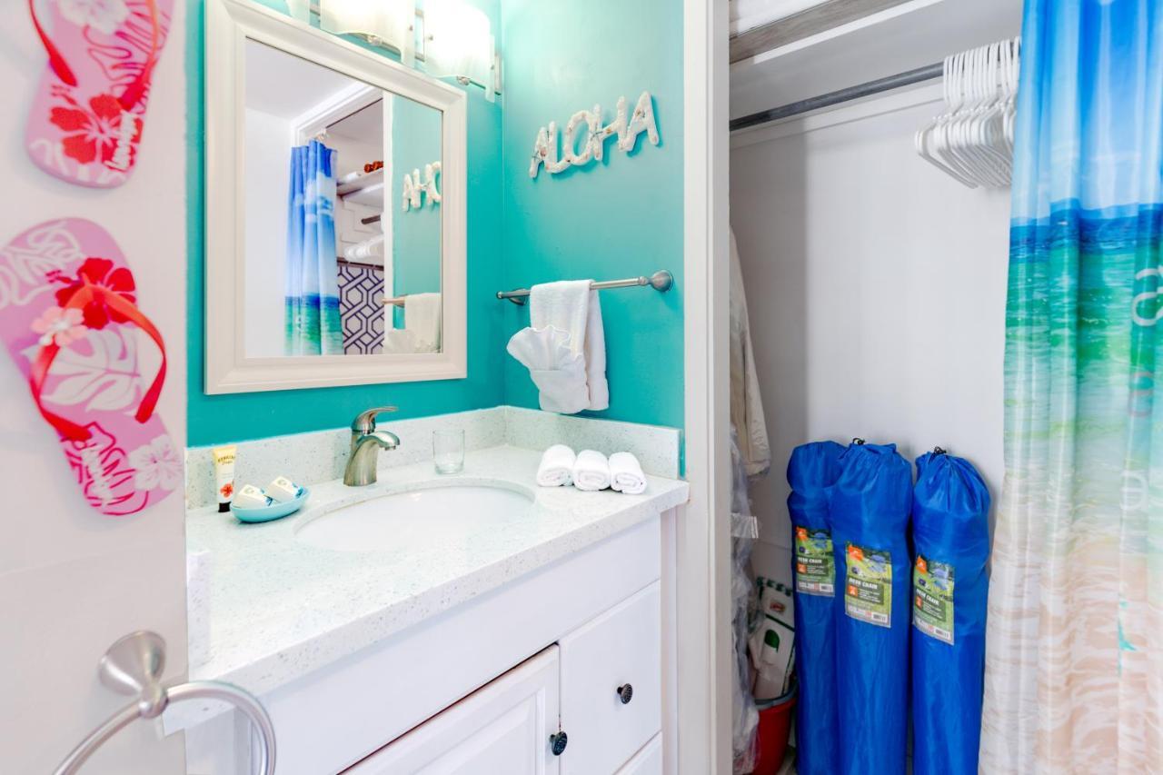 Aloha Vibes Await! Stylish Condo At Aloha Surf - Mountain And City Views Honolulu Exterior photo
