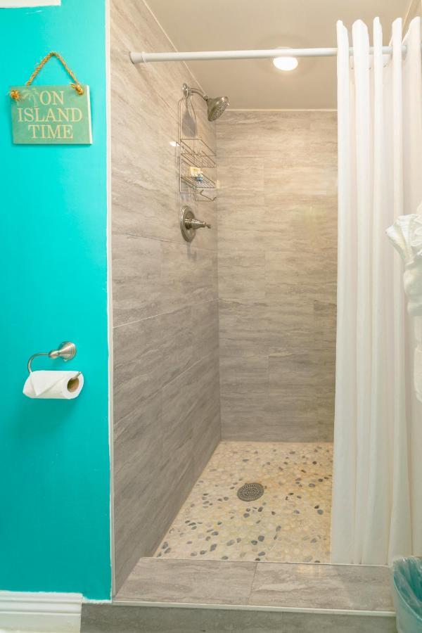 Aloha Vibes Await! Stylish Condo At Aloha Surf - Mountain And City Views Honolulu Exterior photo